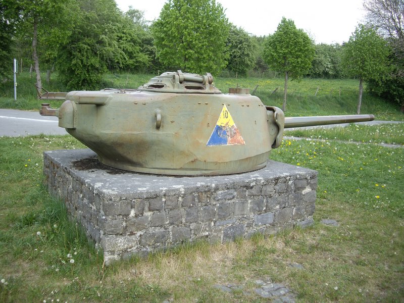 http://the.shadock.free.fr/Tanks_in_France/T23bastogne_clervaux/images/T23%20turret%20Bastogne%20road%20to%20Clervaux%206.JPG