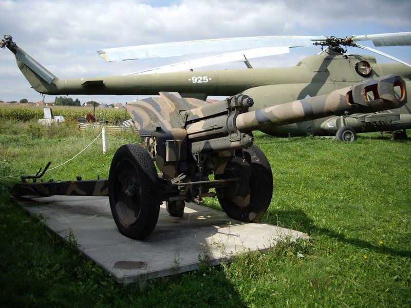 Russian 122mm How. Hatten 2.JPG