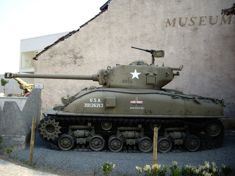 M4A1E8 Sherman HVSS NMMH Diekirch 4.JPG