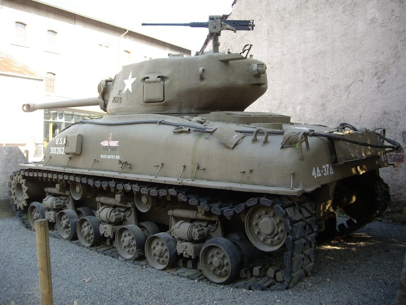 M4A1E8 Sherman HVSS NMMH Diekirch 5.JPG