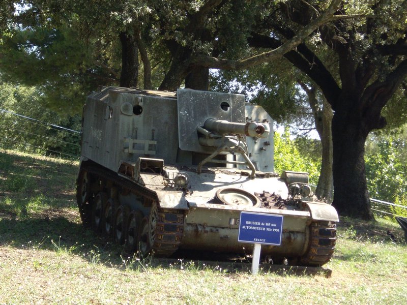 AMX-13 Au 50 105mm Draguignan.JPG