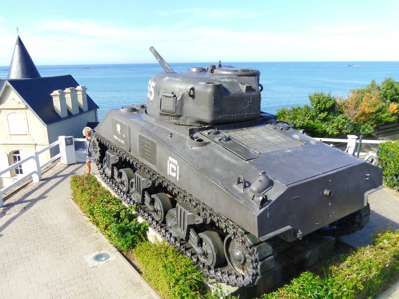 M4A2 Sherman Arromanches 4.JPG