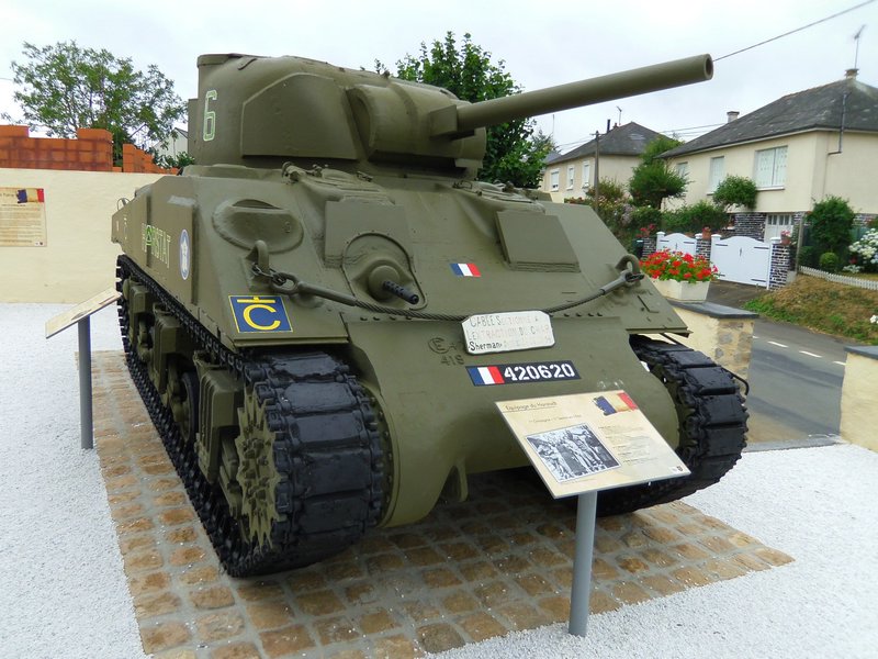 M4A4T Sherman Gruge l hopital 3.JPG