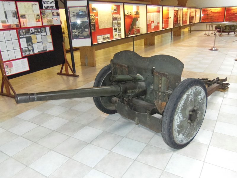 47 mm APX anti-tank gun Tosny 1.JPG