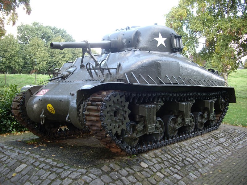 M4A1E9 Sherman Woensdrecht 1.JPG