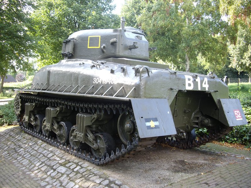 M4A1E9 Sherman Woensdrecht 7.JPG