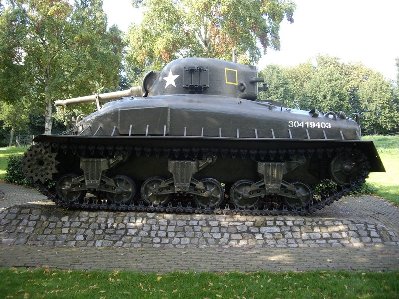 M4A1E9 Sherman Woensdrecht 8.JPG